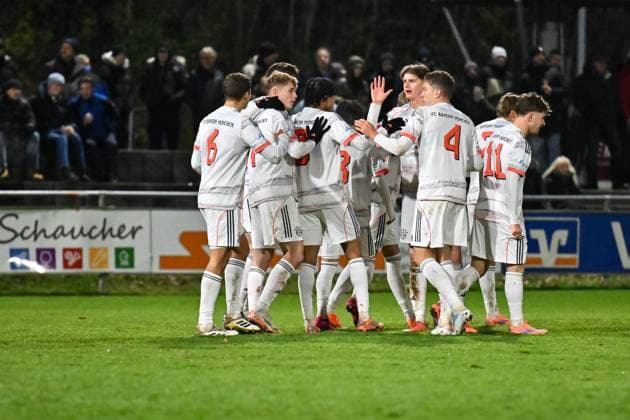 Regionalliga Bayern TSV Buchbach FC Bayern München II 21 11 2025 buchbach, GERMANY 21 NOVEMBER Bayern Amateurs cheer after Anton HEINZ FC Bayern München II 7 goalscorer scores to make it 1 3 Happy during the league match between TSV Buchbach and FC Bayern München II on matchday 19 of the Regionalliga Bayern at the SMR Arena on 21 11 2025 Copyright: xBEAUTIFULxSPORTS Goldbergx