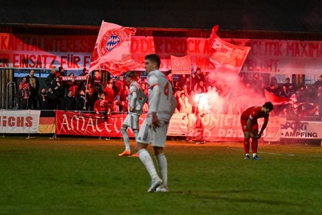 Regionalliga Bayern TSV Buchbach FC Bayern München II 21 11 2025 buchbach, GERMANY 21 NOVEMBER Fans of Bayern Amateure set off pyrotechnics during the league match between TSV Buchbach and FC Bayern München II on matchday 19 of the Regionalliga Bayern at the SMR Arena on 21 11 2025 Copyright: xBEAUTIFULxSPORTS Goldbergx