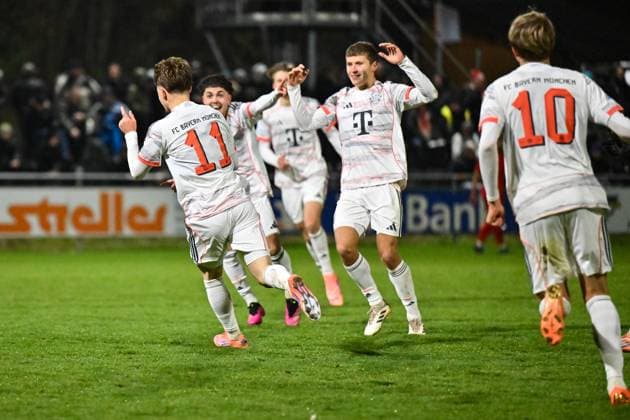 Regionalliga Bayern TSV Buchbach FC Bayern München II 21 11 2025 buchbach, GERMANY 21 NOVEMBER Bayern amateurs cheer after Tim Andreas BINDER FC Bayern München II 11 goal scorer Joy Happy during the league match between TSV Buchbach and FC Bayern München II on matchday 19 of the Regionalliga Bayern at the SMR Arena on 21 11 2025 Copyright: xBEAUTIFULxSPORTS Goldbergx