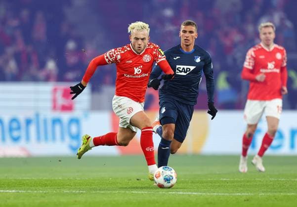 21 11 2025, Soccer Bundesliga, 1 FSV Mainz 05 TSG 1899 Hoffenheim, emonline, emspor, v l , Benedict Hollerbach FSV Mainz 05 , Grischa Prömel TSG 1899 Hoffenheim DFL DFB REGULATIONS PROHIBIT ANY USE OF PHOTOGRAPHS AS IMAGE SEQUENCES AND OR QUASI VIDEO xdcx Copyright: HMBxMedia Claus