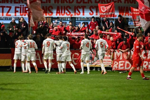 Regionalliga Bayern TSV Buchbach FC Bayern München II 21 11 2025 buchbach, GERMANY 21 NOVEMBER Bayern amateurs cheer after Tim Andreas BINDER FC Bayern München II 11 goal scorer Joy Happy during the league match between TSV Buchbach and FC Bayern München II on matchday 19 of the Regionalliga Bayern at the SMR Arena on 21 11 2025 Copyright: xBEAUTIFULxSPORTS Goldbergx