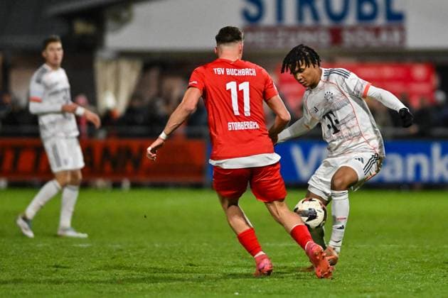 Regionalliga Bayern TSV Buchbach FC Bayern München II 21 11 2025 buchbach, GERMANY 21 NOVEMBER in the duel Tobias STOSSBERGER TSV Buchbach 11 Julien YANDA FC Bayern München II 3 during the league match between TSV Buchbach and FC Bayern München II on matchday 19 of the Regionalliga Bayern at SMR Arena on 21 11 2025 Copyright: xBEAUTIFULxSPORTS Goldbergx
