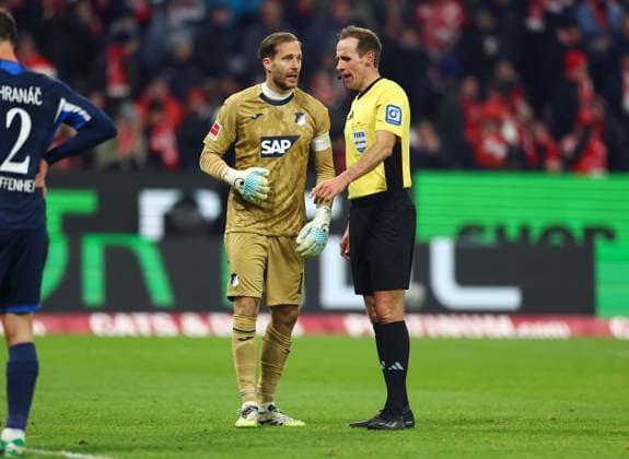 21 11 2025, Soccer Bundesliga, 1 FSV Mainz 05 TSG 1899 Hoffenheim, emonline, emspor, v l , Goalkeeper Oliver Baumann TSG 1899 Hoffenheim , Referee Sascha Stegemann DFL DFB REGULATIONS PROHIBIT ANY USE OF PHOTOGRAPHS AS IMAGE SEQUENCES AND OR QUASI VIDEO xdcx Copyright: HMBxMedia Claus