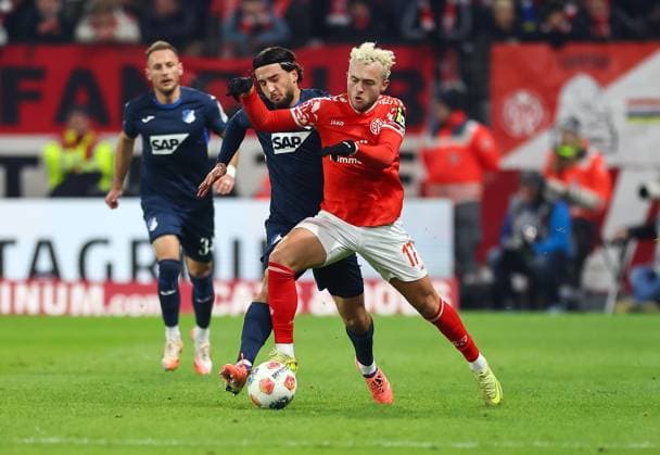 21 11 2025, Soccer Bundesliga, 1 FSV Mainz 05 TSG 1899 Hoffenheim, emonline, emspor, v l , Leon Avdullahu TSG 1899 Hoffenheim , Benedict Hollerbach FSV Mainz 05 DFL DFB REGULATIONS PROHIBIT ANY USE OF PHOTOGRAPHS AS IMAGE SEQUENCES AND OR QUASI VIDEO xdcx Copyright: HMBxMedia Claus
