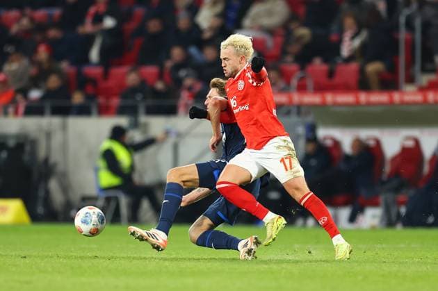 21 11 2025, Soccer Bundesliga, 1 FSV Mainz 05 TSG 1899 Hoffenheim, emonline, emspor, v l , Wouter Burger TSG 1899 Hoffenheim , Benedict Hollerbach FSV Mainz 05 DFL DFB REGULATIONS PROHIBIT ANY USE OF PHOTOGRAPHS AS IMAGE SEQUENCES AND OR QUASI VIDEO xdcx Copyright: HMBxMedia Claus