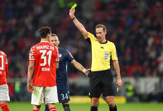 21 11 2025, Soccer Bundesliga, 1 FSV Mainz 05 TSG 1899 Hoffenheim, emonline, emspor, v l , Referee Sascha Stegemann shows Dominik Kohr FSV Mainz 05 the yellow card receive a yellow card DFL DFB REGULATIONS PROHIBIT ANY USE OF PHOTOGRAPHS AS IMAGE SEQUENCES AND OR QUASI VIDEO xdcx Copyright: HMBxMedia Claus