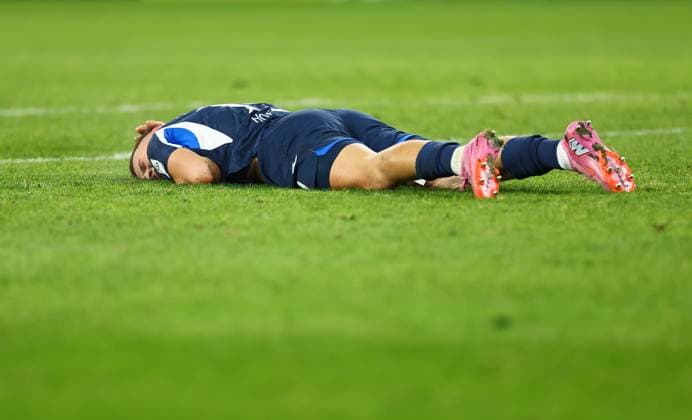 21 11 2025, Soccer Bundesliga, 1 FSV Mainz 05 TSG 1899 Hoffenheim, emonline, emspor, v l , Tim Lemperle TSG 1899 Hoffenheim on the ground DFL DFB REGULATIONS PROHIBIT ANY USE OF PHOTOGRAPHS AS IMAGE SEQUENCES AND OR QUASI VIDEO xdcx Copyright: HMBxMedia Claus