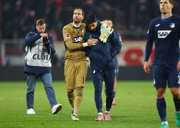 21 11 2025, Soccer Bundesliga, 1 FSV Mainz 05 TSG 1899 Hoffenheim, emonline, emspor, v l , Goalkeeper Oliver Baumann TSG 1899 Hoffenheim , Umut Tohumcu TSG 1899 Hoffenheim DFL DFB REGULATIONS PROHIBIT ANY USE OF PHOTOGRAPHS AS IMAGE SEQUENCES AND OR QUASI VIDEO xdcx Copyright: HMBxMedia Claus