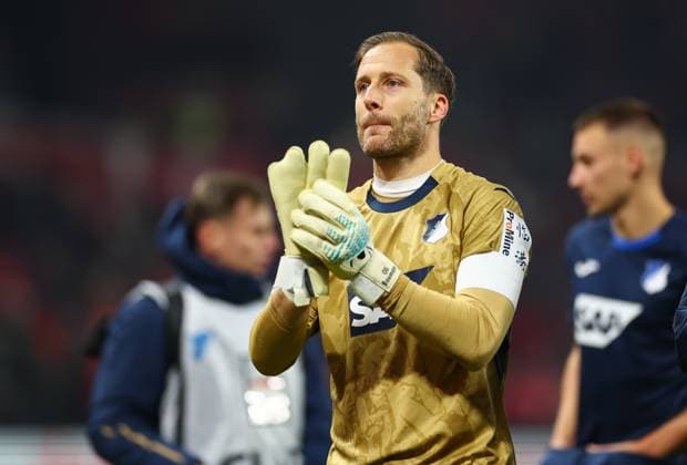 21 11 2025, Soccer Bundesliga, 1 FSV Mainz 05 TSG 1899 Hoffenheim, emonline, emspor, v l , Goalkeeper Oliver Baumann TSG 1899 Hoffenheim is celebrated by the fans after his 500 competitive match DFL DFB REGULATIONS PROHIBIT ANY USE OF PHOTOGRAPHS AS IMAGE SEQUENCES AND OR QUASI VIDEO xdcx Copyright: HMBxMedia Claus