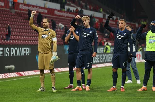 21 11 2025, Soccer Bundesliga, 1 FSV Mainz 05 TSG 1899 Hoffenheim, emonline, emspor, v l , Goalkeeper Oliver Baumann TSG 1899 Hoffenheim , Max Moerstedt TSG 1899 Hoffenheim DFL DFB REGULATIONS PROHIBIT ANY USE OF PHOTOGRAPHS AS IMAGE SEQUENCES AND OR QUASI VIDEO xdcx Copyright: HMBxMedia Claus