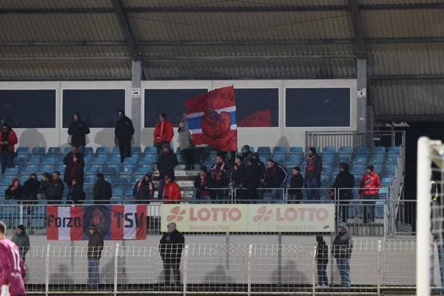 21 11 2025, xrekx, Soccer Regionalliga Suedwest, Eintracht Trier TSV Steinbach Haiger v l Steinbach Fans ,Atmosphere, Scarves, Shirt, Flag, Banner, Ultras, Spectators, Visitors, Choreo, Choreography, atmosphere, spectators, Visitors DFL DFB REGULATIONS PROHIBIT ANY USE OF PHOTOGRAPHS as IMAGE SEQUENCES and or QUASI VIDEO Trier