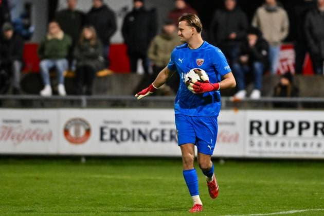 Regionalliga Bayern TSV Buchbach FC Bayern München II 21 11 2025 Buchbach, GERMANY 21 NOVEMBER on the ball Ludwig ZECH TSV Buchbach 1 during the league match between TSV Buchbach and FC Bayern München II on matchday 19 of the Regionalliga Bayern at SMR Arena on 21 11 2025 Copyright: xBEAUTIFULxSPORTS Goldbergx