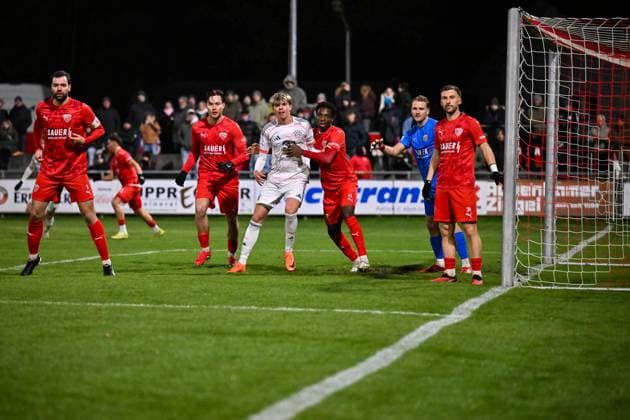 Regionalliga Bayern TSV Buchbach FC Bayern München II 21 11 2025 Buchbach, GERMANY 21 NOVEMBER The visitors corner kick comes to nothing in the league match between TSV Buchbach and FC Bayern München II on matchday 19 of the Regionalliga Bayern at the SMR Arena on 21 11 2025 Copyright: xBEAUTIFULxSPORTS Goldbergx