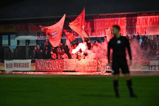 Regionalliga Bayern TSV Buchbach FC Bayern München II 21 11 2025 Buchbach, GERMANY 21 NOVEMBER Fans of Bayern Amateure set off pyrotechnics during the league match between TSV Buchbach and FC Bayern München II on matchday 19 of the Regionalliga Bayern at the SMR Arena on 21 11 2025 Copyright: xBEAUTIFULxSPORTS Goldbergx