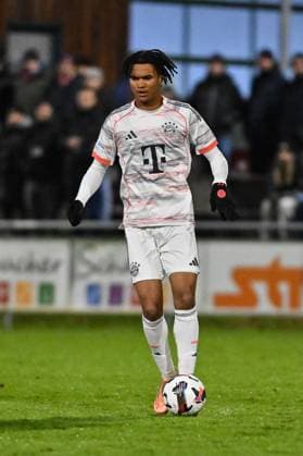 Regionalliga Bayern TSV Buchbach FC Bayern München II 21 11 2025 Buchbach, GERMANY 21 NOVEMBER on the ball Julien YANDA FC Bayern München II 3 Single photo free kick during the league match between TSV Buchbach and FC Bayern München II on matchday 19 of the Regionalliga Bayern at the SMR Arena on 21 11 2025 Copyright: xBEAUTIFULxSPORTS Goldbergx