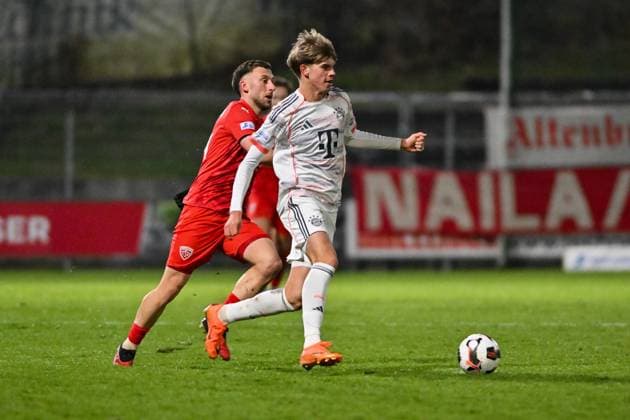 Regionalliga Bayern TSV Buchbach FC Bayern München II 21 11 2025 Buchbach, GERMANY 21 NOVEMBER in the duel Guido Della ROVERE FC Bayern München II 10 and Albano GASHI TSV Buchbach 34 during the league match between TSV Buchbach and FC Bayern München II on matchday 19 of the Regionalliga Bayern at SMR Arena on 21 11 2025 Copyright: xBEAUTIFULxSPORTS Goldbergx