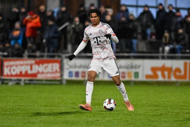 Regionalliga Bayern TSV Buchbach FC Bayern München II 21 11 2025 Buchbach, GERMANY 21 NOVEMBER on the ball Julien YANDA FC Bayern München II 3 Single photo free kick during the league match between TSV Buchbach and FC Bayern München II on matchday 19 of the Regionalliga Bayern at the SMR Arena on 21 11 2025 Copyright: xBEAUTIFULxSPORTS Goldbergx