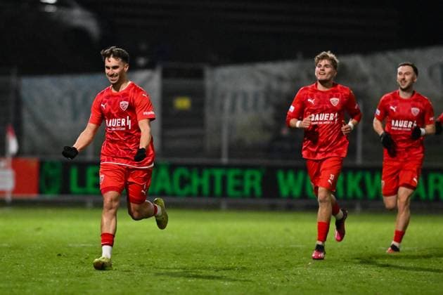 Regionalliga Bayern TSV Buchbach FC Bayern München II 21 11 2025 Buchbach, GERMANY 21 NOVEMBER The home side cheer after Samed BAHAR TSV Buchbach 8 Goal Goal scorer Happy during the league match between TSV Buchbach and FC Bayern München II on matchday 19 of the Regionalliga Bayern at the SMR Arena on 21 11 2025 Copyright: xBEAUTIFULxSPORTS Goldbergx