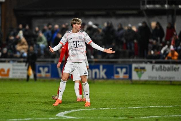 Regionalliga Bayern TSV Buchbach FC Bayern München II 21 11 2025 Buchbach, GERMANY 21 NOVEMBER in the picture Guido Della ROVERE FC Bayern München II 10 Single photo cropped at the league match between TSV Buchbach and FC Bayern München II on matchday 19 of the Regionalliga Bayern at the SMR Arena on 21 11 2025 Copyright: xBEAUTIFULxSPORTS Goldbergx
