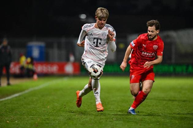 Regionalliga Bayern TSV Buchbach FC Bayern München II 21 11 2025 Buchbach, GERMANY 21 NOVEMBER in the duel Guido Della ROVERE FC Bayern München II 10 and Tobias HEILAND TSV Buchbach 10 during the league match between TSV Buchbach and FC Bayern München II on matchday 19 of the Regionalliga Bayern at SMR Arena on 21 11 2025 Copyright: xBEAUTIFULxSPORTS Goldbergx