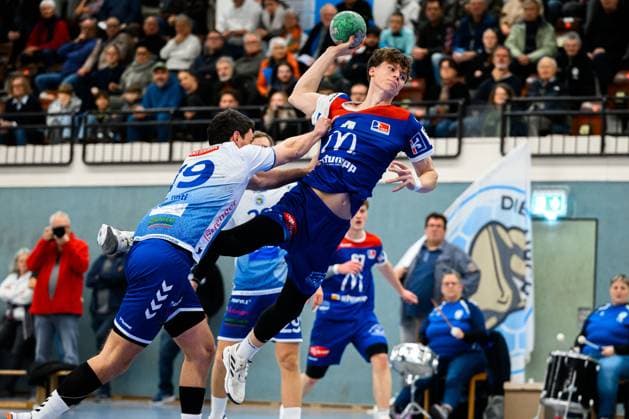 Kornwestheim, Handball 3 Liga 25 26 SV Kornwestheim HBW Balingen 2 v li in duel Christopher Tinti Kornwestheim , Kalle Gaugisch Balingen Kornwestheim Halle Ost Baden Württemberg Germany