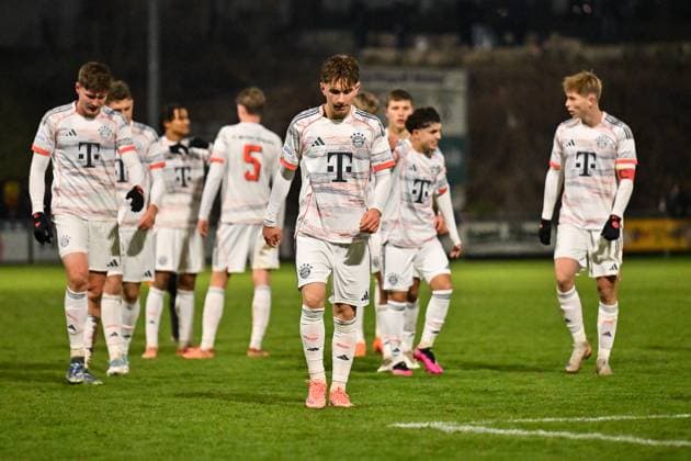 Regionalliga Bayern TSV Buchbach FC Bayern München II 21 11 2025 Buchbach, GERMANY 21 NOVEMBER Hanging heads of the Bavarians as they walk into the dressing room at half-time during the league match between TSV Buchbach and FC Bayern München II on matchday 19 of the Regionalliga Bayern at the SMR Arena on 21 11 2025 Copyright: xBEAUTIFULxSPORTS Goldbergx