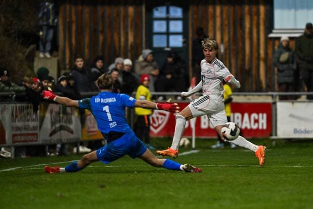 Regionalliga Bayern TSV Buchbach FC Bayern München II 21 11 2025 Buchbach, GERMANY 21 NOVEMBER the scene before the goal to 1 2 by Guido Della ROVERE FC Bayern München II 10 goal goal scorer Freude Happy during the league match between TSV Buchbach and FC Bayern München II on matchday 19 of the Regionalliga Bayern at SMR Arena on 21 11 2025 Copyright: xBEAUTIFULxSPORTS Goldbergx