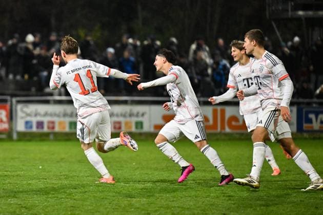 Regionalliga Bayern TSV Buchbach FC Bayern München II 21 11 2025 buchbach, GERMANY 21 NOVEMBER Bayern amateurs cheer after Tim Andreas BINDER FC Bayern München II 11 goal scorer Joy Happy during the league match between TSV Buchbach and FC Bayern München II on matchday 19 of the Regionalliga Bayern at the SMR Arena on 21 11 2025 Copyright: xBEAUTIFULxSPORTS Goldbergx