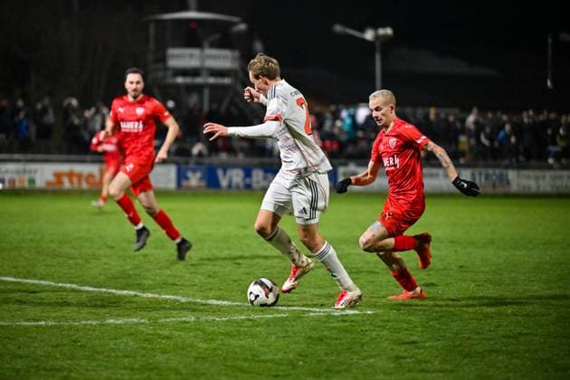 Regionalliga Bayern TSV Buchbach FC Bayern München II 21 11 2025 Buchbach, GERMANY 21 NOVEMBER in the duel Artur DEGRAF FC Bayern München II 20 and Sascha HINGERL TSV Buchbach 19 during the league match between TSV Buchbach and FC Bayern München II on matchday 19 of the Regionalliga Bayern at the SMR Arena on 21 11 2025 Copyright: xBEAUTIFULxSPORTS Goldbergx