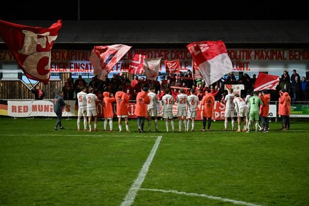 Regionalliga Bayern TSV Buchbach FC Bayern München II 21 11 2025 Buchbach, GERMANY 21 NOVEMBER Big cheers from Bayern after the away win in Buchbach following the league match between TSV Buchbach and FC Bayern München II on matchday 19 of the Regionalliga Bayern at the SMR Arena on 21 11 2025 Copyright: xBEAUTIFULxSPORTS Goldbergx