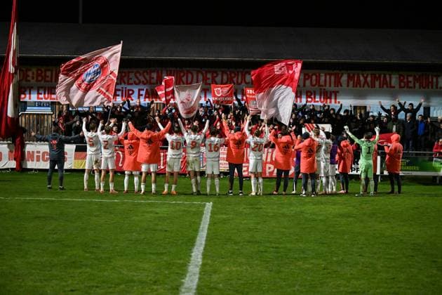 Regionalliga Bayern TSV Buchbach FC Bayern München II 21 11 2025 Buchbach, GERMANY 21 NOVEMBER Big cheers from Bayern after the away win in Buchbach following the league match between TSV Buchbach and FC Bayern München II on matchday 19 of the Regionalliga Bayern at the SMR Arena on 21 11 2025 Copyright: xBEAUTIFULxSPORTS Goldbergx