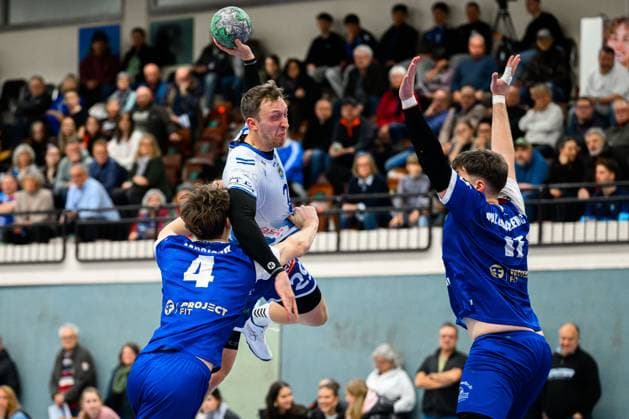 Kornwestheim, Handball 3 Liga 25 26 SV Kornwestheim HBW Balingen 2 v li in duel Kalle Gaugisch Balingen and Jan Döll Doell SV Kornwestheim Kornwestheim Halle Ost Baden Württemberg Germany