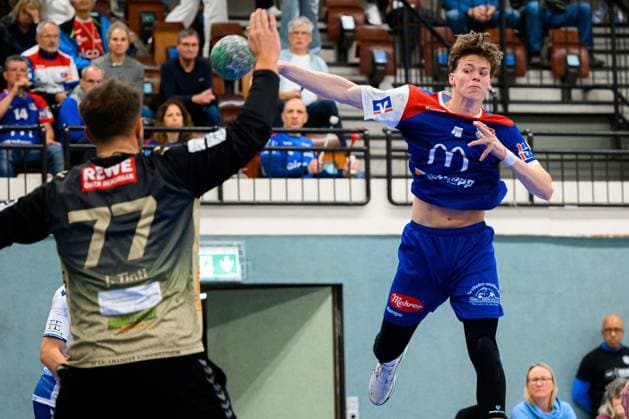 Kornwestheim, Handball 3 Liga 25 26 SV Kornwestheim HBW Balingen 2 v li Torhueter Jan Tinti Kornwestheim , Kalle Gaugisch Balingen Kornwestheim Halle Ost Baden Württemberg Germany