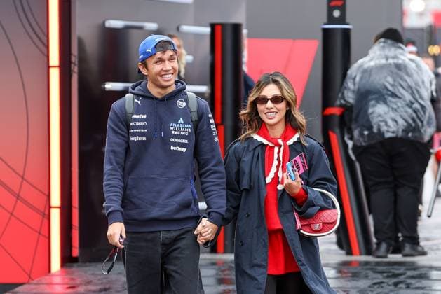 Partner Lily Muni He and Alexander Albon Atlassian Williams Racing 23 arrives at the paddock, Las Vegas Grand Prix, Motorsport, Men, Formula 1, 3 Free Practice, 21 11 2025 Las Vegas Nevada USA Copyright: xkolbert-press ChristianxKolbertx
