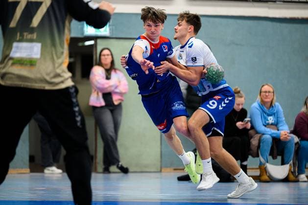 Kornwestheim, Handball 3 Liga 25 26 SV Kornwestheim HBW Balingen 2 v li in duel Emil Nyesö Balingen , Toni Luithardt Kornwestheim Kornwestheim Halle Ost Baden Württemberg Germany