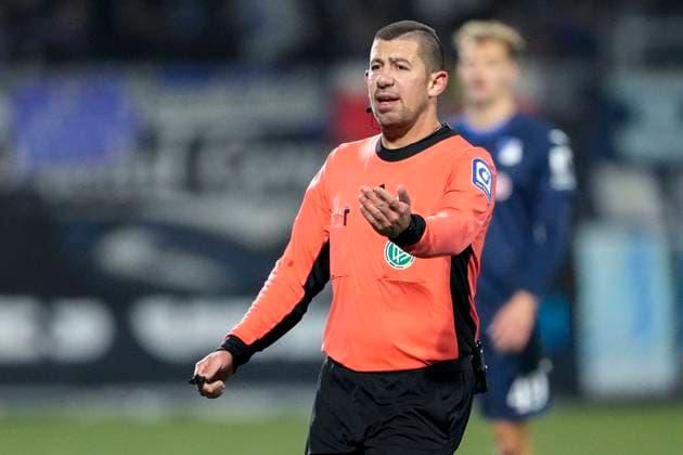 Niclas Rose referee , gives instructions, gestures, gesticulates with arms, single image, single photo, action, action, 21 11 2025, Sinsheim Germany , Soccer, 3 Liga, TSG 1899 Hoffenheim II MSV Duisburg, DFB DFL REGULATIONS PROHIBIT ANY USE OF PHOTOGRAPHS AS IMAGE SEQUENCES AND OR QUASI VIDEO xozx