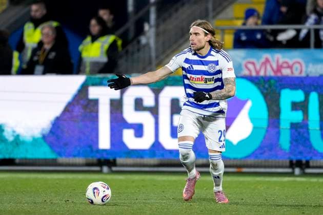 Joshua Bitter MSV, 29 , on the ball, cropped, full body, single image, single photo, action, action, gives instructions, gestures, gesturing with arms, 21 11 2025, Sinsheim Germany , Football, 3 Liga, TSG 1899 Hoffenheim II MSV Duisburg, DFB DFL REGULATIONS PROHIBIT ANY USE OF PHOTOGRAPHS AS IMAGE SEQUENCES AND OR QUASI VIDEO xozx