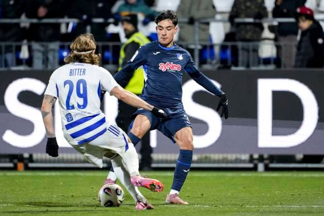 v li Joshua Bitter MSV, 29 , Deniz Zeitler TSG II, 38 , duel, duel, tackle, tackling, dynamics, action, action, 21 11 2025, Sinsheim Germany , Football, 3 Liga, TSG 1899 Hoffenheim II MSV Duisburg, DFB DFL REGULATIONS PROHIBIT ANY USE OF PHOTOGRAPHS AS IMAGE SEQUENCES AND OR QUASI VIDEO xozx