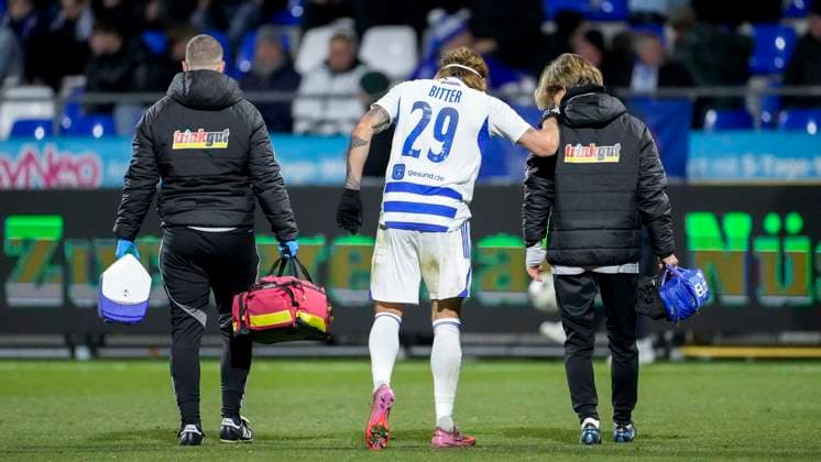 Joshua Bitter MSV, 29 leaves the pitch and has to be substituted, injured, injury, injury break, action, action scene, 21 11 2025, Sinsheim Germany , Football, 3 Liga, TSG 1899 Hoffenheim II MSV Duisburg, DFB DFL REGULATIONS PROHIBIT ANY USE OF PHOTOGRAPHS AS IMAGE SEQUENCES AND OR QUASI VIDEO xozx