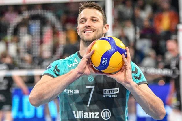 Jordan Alexander Canham Powervolleys Düren, 7 during warm-up, warm-up program, warm-up before the game, action, action, laughs, laughing, cheerful, beaming, optimistic, 21 11 2025, Düren Germany , Volleyball, 1 Bundesliga Men, SWD Powervolleys Düren SVG Lüneburg xmhx