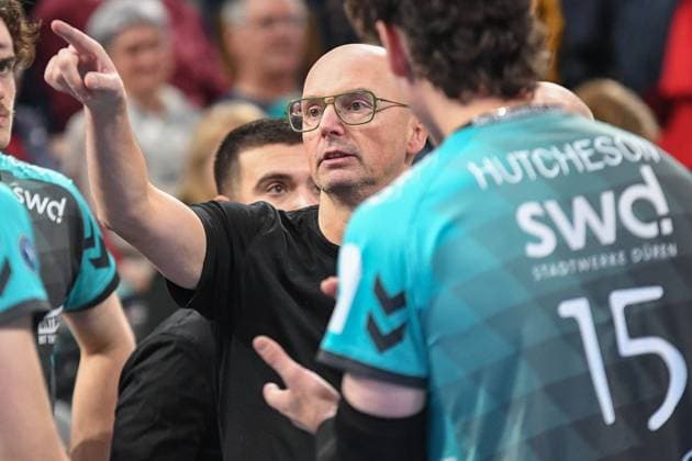 Christophe Achten Head Coach Powervolleys Düren gives a speech during the timeout, , 21 11 2025, Düren Germany , Volleyball, 1 Bundesliga Men, SWD Powervolleys Düren SVG Lüneburg xmhx