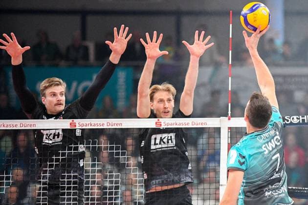 Jordan Alexander Canham Powervolleys Düren, 7 right, puts the ball over the net, 21 11 2025, Düren Germany , Volleyball, 1 Bundesliga Men, SWD Powervolleys Düren SVG Lüneburg xmhx