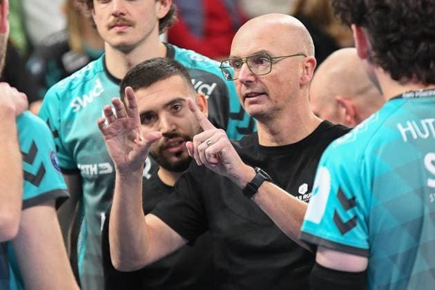 Christophe Achten Head Coach Powervolleys Düren gives a speech during the timeout, , 21 11 2025, Düren Germany , Volleyball, 1 Bundesliga Men, SWD Powervolleys Düren SVG Lüneburg xmhx