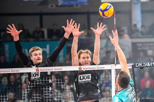 Jordan Alexander Canham Powervolleys Düren, 7 right, puts the ball over the net, 21 11 2025, Düren Germany , Volleyball, 1 Bundesliga Men, SWD Powervolleys Düren SVG Lüneburg xmhx