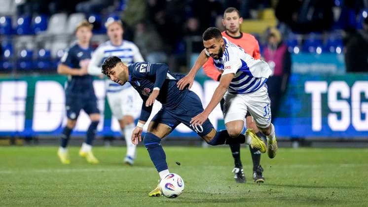 v li Nader Jindaoui El Jindaoui, TSG II, 30 , Jesse Tugbenyo MSV, 33 , duel, duel scene, duel, tackle, tackling, dynamics, action, action, 21 11 2025, Sinsheim Germany , Football, 3 Liga, TSG 1899 Hoffenheim II MSV Duisburg, DFB DFL REGULATIONS PROHIBIT ANY USE OF PHOTOGRAPHS AS IMAGE SEQUENCES AND OR QUASI VIDEO xozx