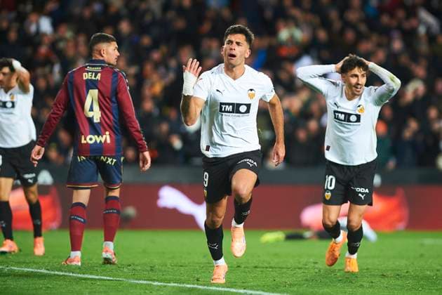 Hugo Duro Valencia CF celebrates after scoring his team˜s first goal during the LaLiga EA Sports match between Valencia CF and Levante UD at Estadio de Mestalla on December 21, 2025 in Valencia, Spain Photo by Maria Jose Segovia DeFodi Images