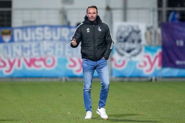 Dietmar Hirsch coach, head coach, MSV , gives instructions, gestures, gesticulates with arms, cropped, full body, single image, single photo, action, action, 21 11 2025, Sinsheim Germany , football, 3 Liga, TSG 1899 Hoffenheim II MSV Duisburg, DFB DFL REGULATIONS PROHIBIT ANY USE OF PHOTOGRAPHS AS IMAGE SEQUENCES AND OR QUASI VIDEO xozx