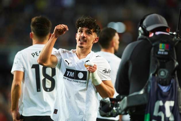 Diego Lopez Valencia CF celebrates after scoring his team˜s first goal after revision of VAR during the LaLiga EA Sports match between Valencia CF and Levante UD at Estadio de Mestalla on December 21, 2025 in Valencia, Spain Photo by Maria Jose Segovia DeFodi Images