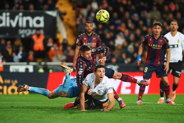 Cesar Tarrega Valencia CF and Adrian Dela, De la Fuente during the LaLiga EA Sports match between Valencia CF and Levante UD at Estadio de Mestalla on December 21, 2025 in Valencia, Spain Photo by Maria Jose Segovia DeFodi Images