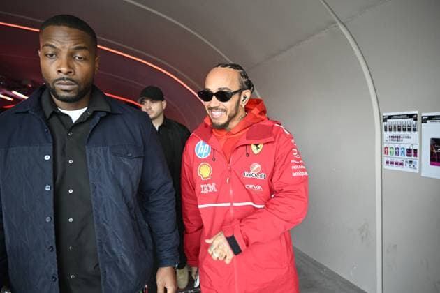 Formula 1 Grand Prix of Las Vegas 2025 LAS VEGAS, NEVADA - NOVEMBER 21: Lewis Hamilton of Scuderia Ferrari greets fans before Practice 3 session at Formula 1 Grand Prix 2025 of Las Vegas at Las Vegas Strip Circuit on November 21, 2025 in Las Vegas, Nevada, United States. Tayfun Coskun Anadolu Nevada United States. Editorial use only. Please get in touch for any other usage.  Copyright: x2025xAnadoluxTayfunxCoskunx